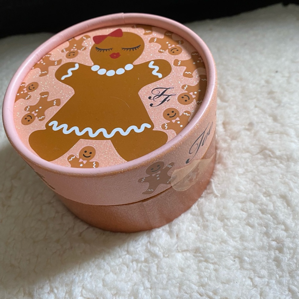 Too faced kissable body shimmer